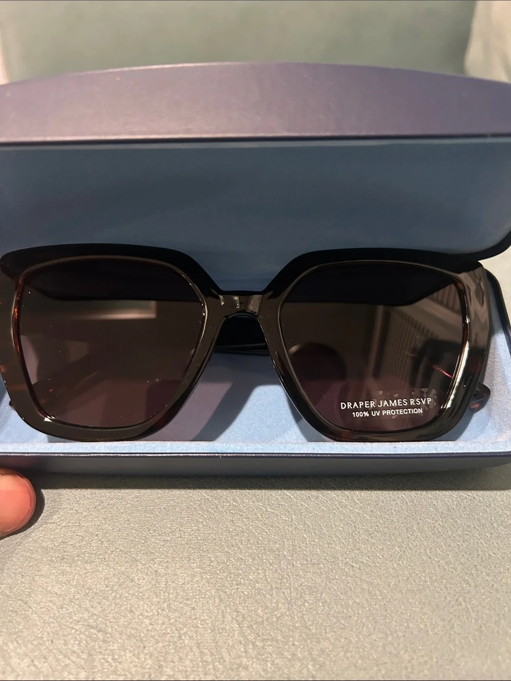 Draper James RSVP DJ9023 sunglasses feature a signature feminine cat-eye frame